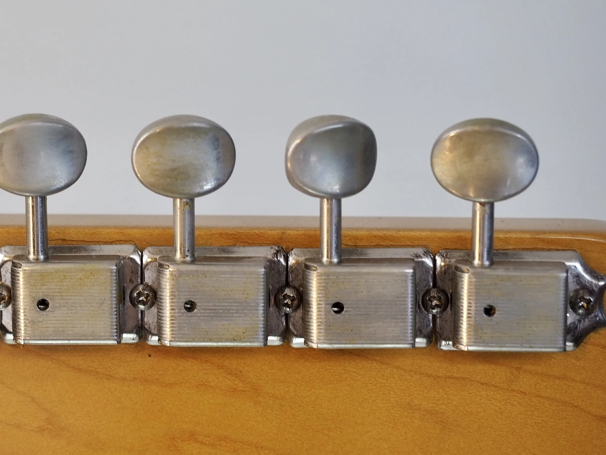 049ストラトキャスターのレリック — スタジオエム | ギターのカスタム